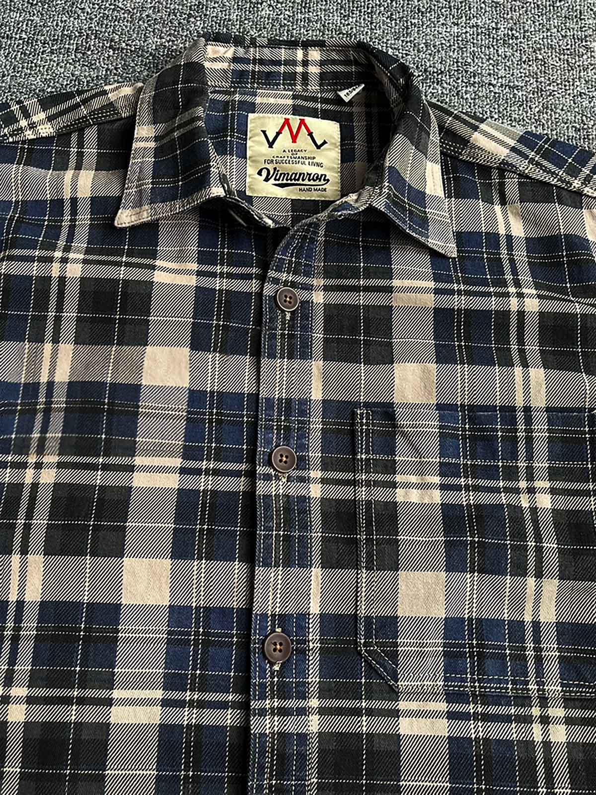 製品画像
「ヴィンテージ感あふれるクラシックなアメカジハードボイルドスタイルを再現した長袖チェックシャツ全体画像。100%コットン素材と立体的なシルエットが特徴。」
詳細画像
「高密度織りのチェック柄生地と胸ポケットのディテールをクローズアップ。ヴィンテージ調の配色とシャツの質感が際立つ画像。」