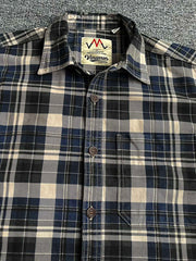 製品画像
「ヴィンテージ感あふれるクラシックなアメカジハードボイルドスタイルを再現した長袖チェックシャツ全体画像。100%コットン素材と立体的なシルエットが特徴。」
詳細画像
「高密度織りのチェック柄生地と胸ポケットのディテールをクローズアップ。ヴィンテージ調の配色とシャツの質感が際立つ画像。」