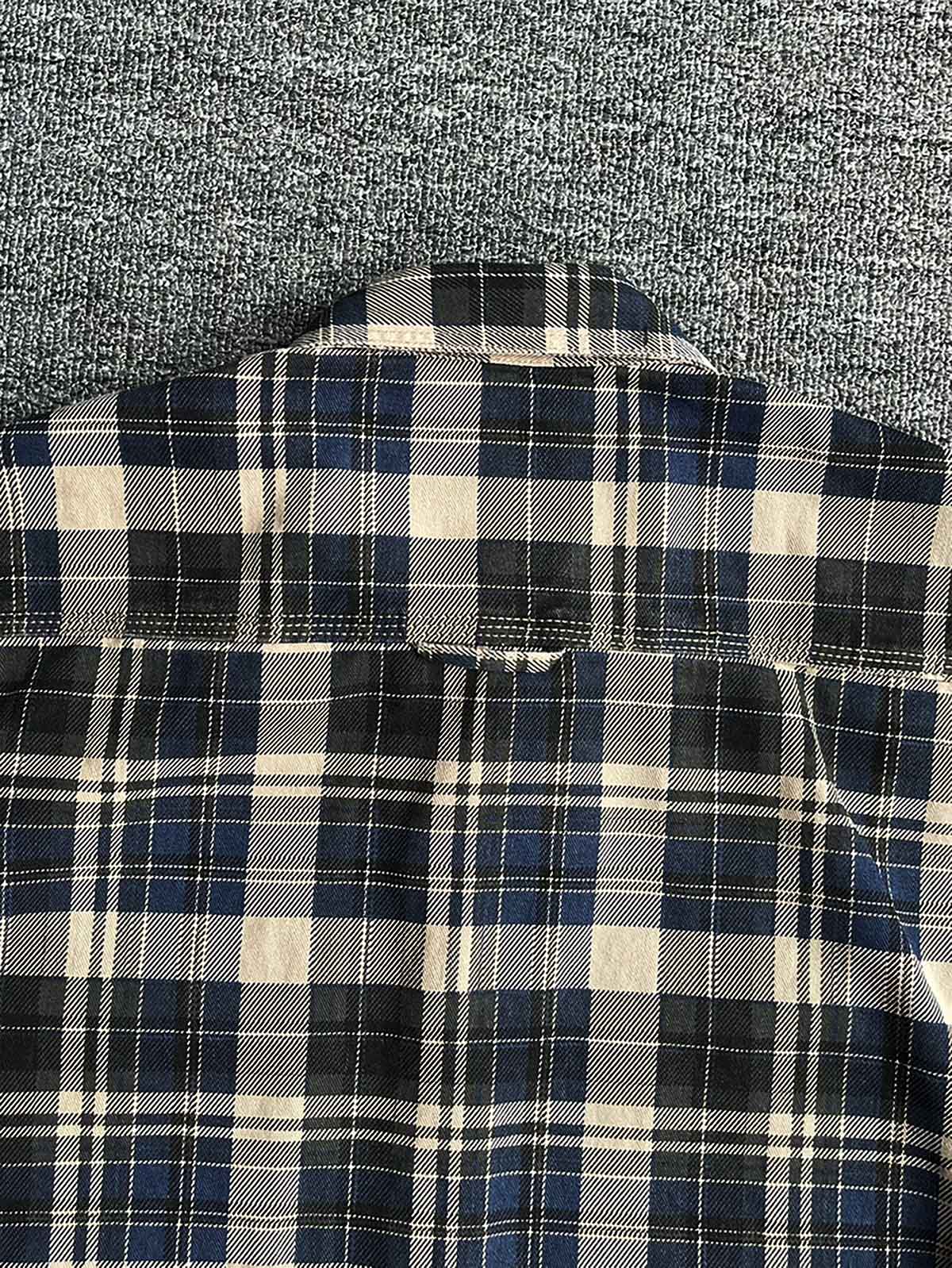 製品画像
「ヴィンテージ感あふれるクラシックなアメカジハードボイルドスタイルを再現した長袖チェックシャツ全体画像。100%コットン素材と立体的なシルエットが特徴。」
詳細画像
「高密度織りのチェック柄生地と胸ポケットのディテールをクローズアップ。ヴィンテージ調の配色とシャツの質感が際立つ画像。」