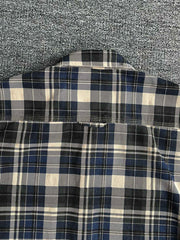 製品画像
「ヴィンテージ感あふれるクラシックなアメカジハードボイルドスタイルを再現した長袖チェックシャツ全体画像。100%コットン素材と立体的なシルエットが特徴。」
詳細画像
「高密度織りのチェック柄生地と胸ポケットのディテールをクローズアップ。ヴィンテージ調の配色とシャツの質感が際立つ画像。」