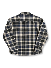 製品画像
「ヴィンテージ感あふれるクラシックなアメカジハードボイルドスタイルを再現した長袖チェックシャツ全体画像。100%コットン素材と立体的なシルエットが特徴。」
詳細画像
「高密度織りのチェック柄生地と胸ポケットのディテールをクローズアップ。ヴィンテージ調の配色とシャツの質感が際立つ画像。」