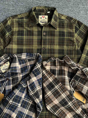 製品画像
「ヴィンテージ感あふれるクラシックなアメカジハードボイルドスタイルを再現した長袖チェックシャツ全体画像。100%コットン素材と立体的なシルエットが特徴。」
詳細画像
「高密度織りのチェック柄生地と胸ポケットのディテールをクローズアップ。ヴィンテージ調の配色とシャツの質感が際立つ画像。」