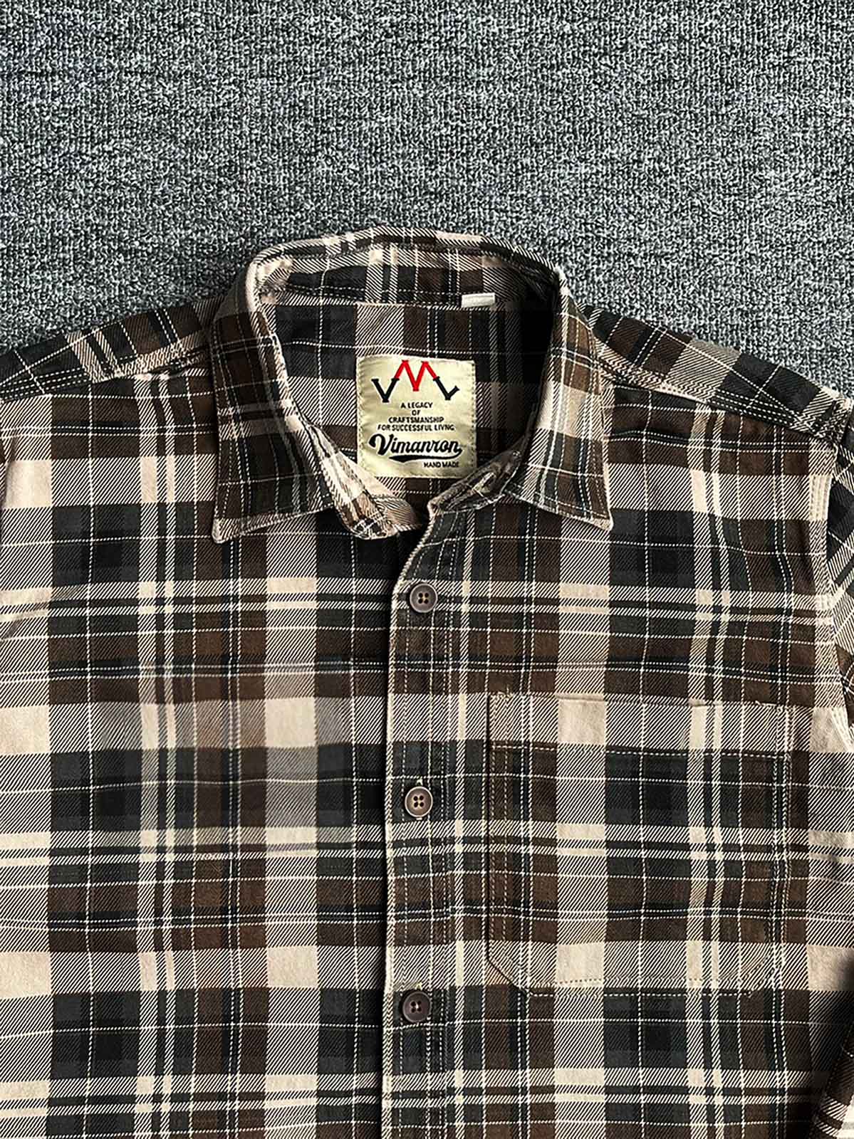 製品画像
「ヴィンテージ感あふれるクラシックなアメカジハードボイルドスタイルを再現した長袖チェックシャツ全体画像。100%コットン素材と立体的なシルエットが特徴。」
詳細画像
「高密度織りのチェック柄生地と胸ポケットのディテールをクローズアップ。ヴィンテージ調の配色とシャツの質感が際立つ画像。」