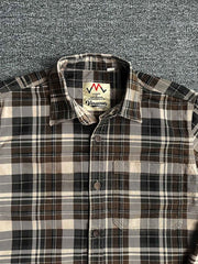 製品画像
「ヴィンテージ感あふれるクラシックなアメカジハードボイルドスタイルを再現した長袖チェックシャツ全体画像。100%コットン素材と立体的なシルエットが特徴。」
詳細画像
「高密度織りのチェック柄生地と胸ポケットのディテールをクローズアップ。ヴィンテージ調の配色とシャツの質感が際立つ画像。」