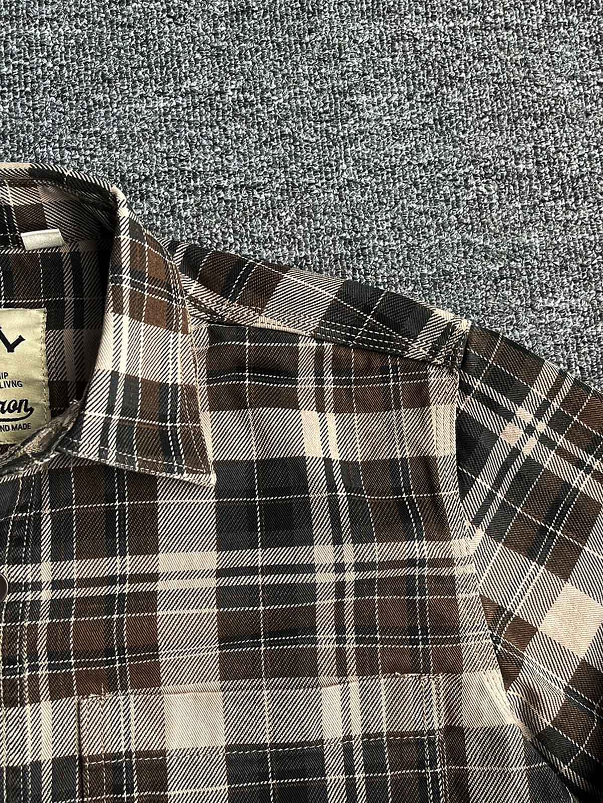 製品画像
「ヴィンテージ感あふれるクラシックなアメカジハードボイルドスタイルを再現した長袖チェックシャツ全体画像。100%コットン素材と立体的なシルエットが特徴。」
詳細画像
「高密度織りのチェック柄生地と胸ポケットのディテールをクローズアップ。ヴィンテージ調の配色とシャツの質感が際立つ画像。」