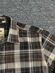 製品画像
「ヴィンテージ感あふれるクラシックなアメカジハードボイルドスタイルを再現した長袖チェックシャツ全体画像。100%コットン素材と立体的なシルエットが特徴。」
詳細画像
「高密度織りのチェック柄生地と胸ポケットのディテールをクローズアップ。ヴィンテージ調の配色とシャツの質感が際立つ画像。」