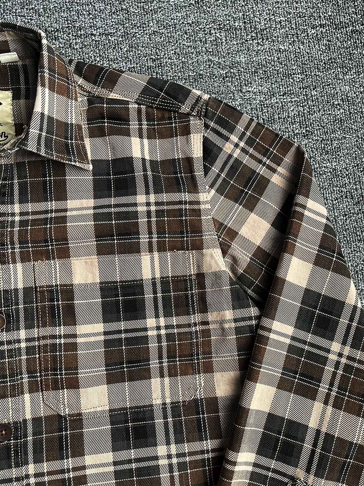 製品画像
「ヴィンテージ感あふれるクラシックなアメカジハードボイルドスタイルを再現した長袖チェックシャツ全体画像。100%コットン素材と立体的なシルエットが特徴。」
詳細画像
「高密度織りのチェック柄生地と胸ポケットのディテールをクローズアップ。ヴィンテージ調の配色とシャツの質感が際立つ画像。」