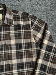 製品画像
「ヴィンテージ感あふれるクラシックなアメカジハードボイルドスタイルを再現した長袖チェックシャツ全体画像。100%コットン素材と立体的なシルエットが特徴。」
詳細画像
「高密度織りのチェック柄生地と胸ポケットのディテールをクローズアップ。ヴィンテージ調の配色とシャツの質感が際立つ画像。」