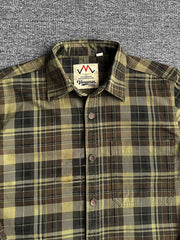 製品画像
「ヴィンテージ感あふれるクラシックなアメカジハードボイルドスタイルを再現した長袖チェックシャツ全体画像。100%コットン素材と立体的なシルエットが特徴。」
詳細画像
「高密度織りのチェック柄生地と胸ポケットのディテールをクローズアップ。ヴィンテージ調の配色とシャツの質感が際立つ画像。」