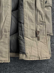 製品画像
「防風性と保温性を兼ね備えたクラシックなフード付きパーカジャケット全体画像。高密度防風素材と加厚ライナーが特徴の秋冬アウター。」
詳細画像
「大容量フラップポケットと高めのスタンドカラーデザインをクローズアップしたディテール画像。フード付き仕様と二重構造のフロントジッパーが防寒性能を強調。」