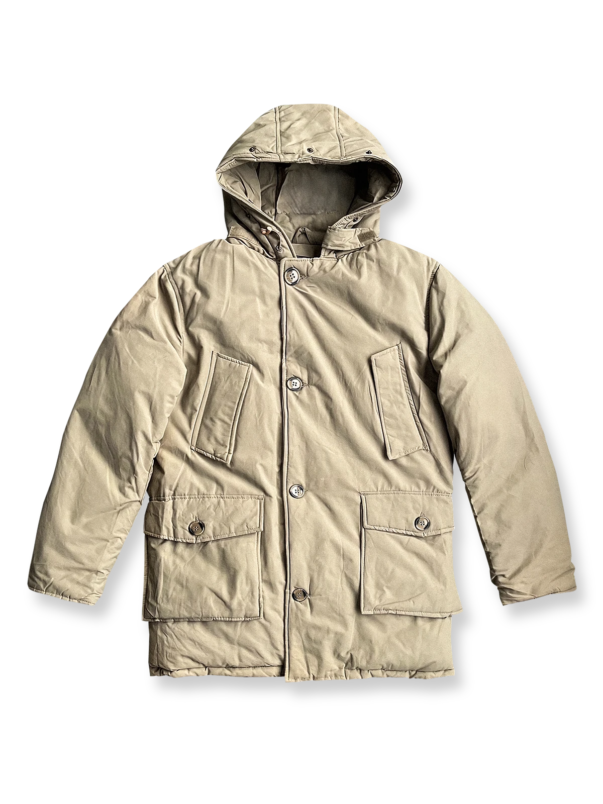 製品画像
「防風性と保温性を兼ね備えたクラシックなフード付きパーカジャケット全体画像。高密度防風素材と加厚ライナーが特徴の秋冬アウター。」
詳細画像
「大容量フラップポケットと高めのスタンドカラーデザインをクローズアップしたディテール画像。フード付き仕様と二重構造のフロントジッパーが防寒性能を強調。」