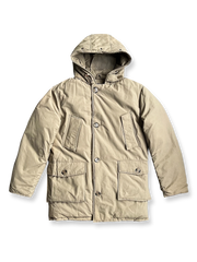 製品画像
「防風性と保温性を兼ね備えたクラシックなフード付きパーカジャケット全体画像。高密度防風素材と加厚ライナーが特徴の秋冬アウター。」
詳細画像
「大容量フラップポケットと高めのスタンドカラーデザインをクローズアップしたディテール画像。フード付き仕様と二重構造のフロントジッパーが防寒性能を強調。」