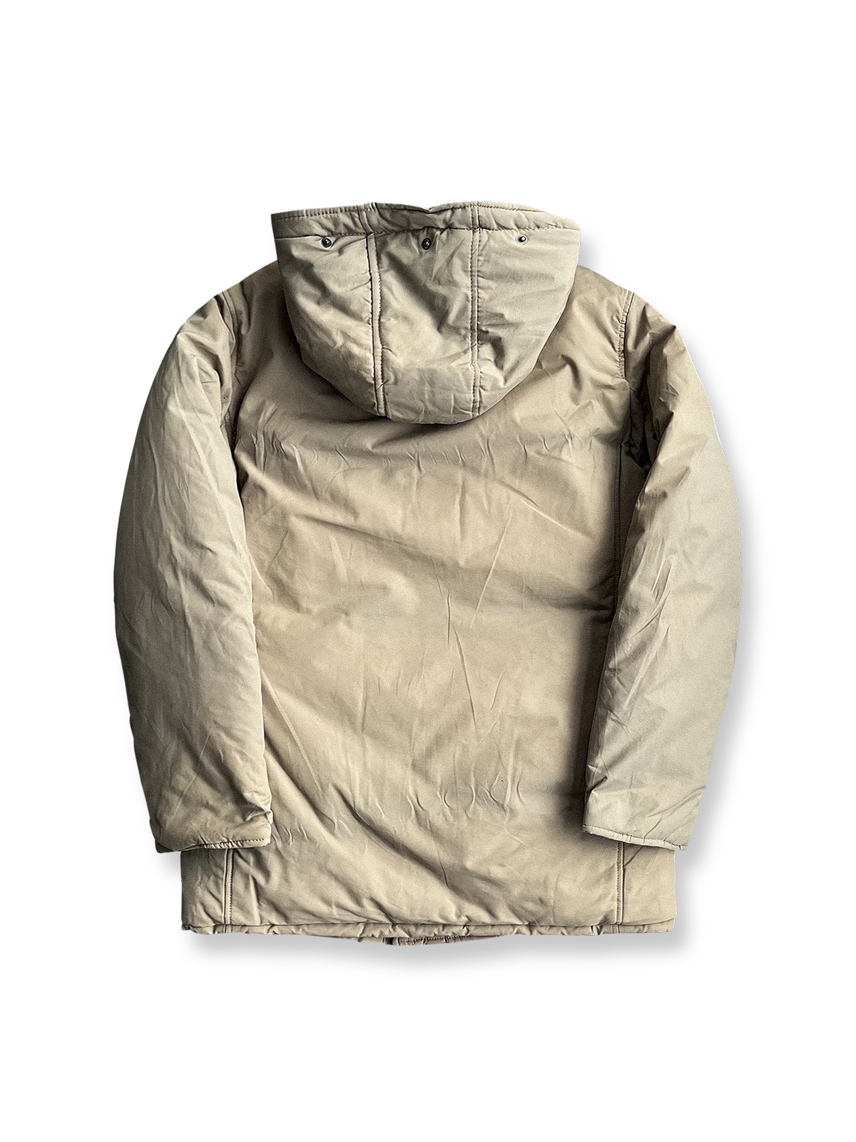 製品画像
「防風性と保温性を兼ね備えたクラシックなフード付きパーカジャケット全体画像。高密度防風素材と加厚ライナーが特徴の秋冬アウター。」
詳細画像
「大容量フラップポケットと高めのスタンドカラーデザインをクローズアップしたディテール画像。フード付き仕様と二重構造のフロントジッパーが防寒性能を強調。」