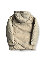 製品画像
「防風性と保温性を兼ね備えたクラシックなフード付きパーカジャケット全体画像。高密度防風素材と加厚ライナーが特徴の秋冬アウター。」
詳細画像
「大容量フラップポケットと高めのスタンドカラーデザインをクローズアップしたディテール画像。フード付き仕様と二重構造のフロントジッパーが防寒性能を強調。」