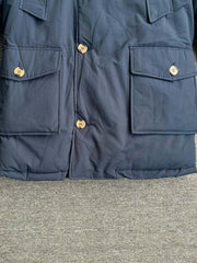 製品画像
「防風性と保温性を兼ね備えたクラシックなフード付きパーカジャケット全体画像。高密度防風素材と加厚ライナーが特徴の秋冬アウター。」
詳細画像
「大容量フラップポケットと高めのスタンドカラーデザインをクローズアップしたディテール画像。フード付き仕様と二重構造のフロントジッパーが防寒性能を強調。」