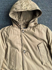 製品画像
「防風性と保温性を兼ね備えたクラシックなフード付きパーカジャケット全体画像。高密度防風素材と加厚ライナーが特徴の秋冬アウター。」
詳細画像
「大容量フラップポケットと高めのスタンドカラーデザインをクローズアップしたディテール画像。フード付き仕様と二重構造のフロントジッパーが防寒性能を強調。」