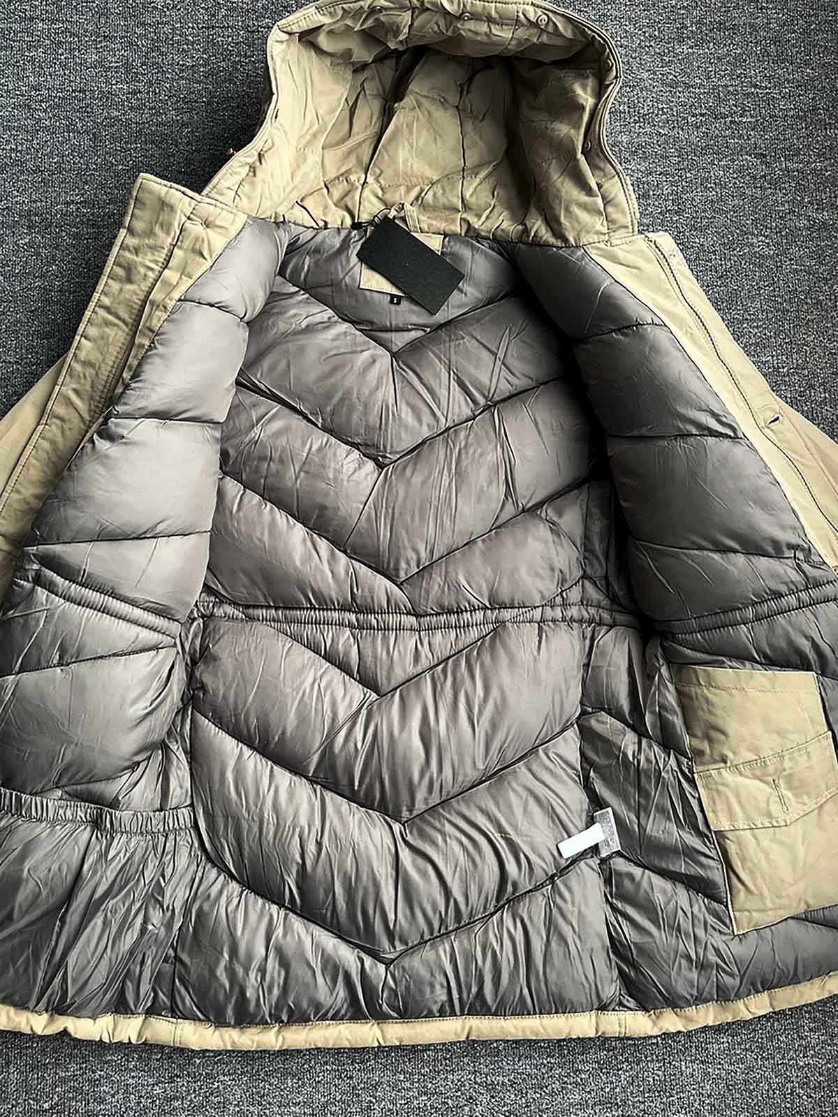 製品画像
「防風性と保温性を兼ね備えたクラシックなフード付きパーカジャケット全体画像。高密度防風素材と加厚ライナーが特徴の秋冬アウター。」
詳細画像
「大容量フラップポケットと高めのスタンドカラーデザインをクローズアップしたディテール画像。フード付き仕様と二重構造のフロントジッパーが防寒性能を強調。」