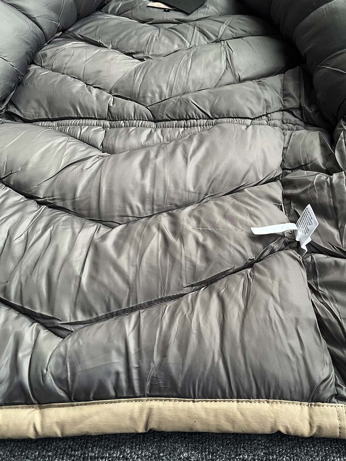 製品画像
「防風性と保温性を兼ね備えたクラシックなフード付きパーカジャケット全体画像。高密度防風素材と加厚ライナーが特徴の秋冬アウター。」
詳細画像
「大容量フラップポケットと高めのスタンドカラーデザインをクローズアップしたディテール画像。フード付き仕様と二重構造のフロントジッパーが防寒性能を強調。」