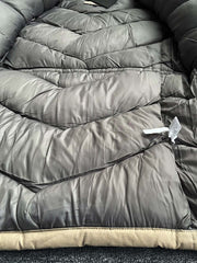 製品画像
「防風性と保温性を兼ね備えたクラシックなフード付きパーカジャケット全体画像。高密度防風素材と加厚ライナーが特徴の秋冬アウター。」
詳細画像
「大容量フラップポケットと高めのスタンドカラーデザインをクローズアップしたディテール画像。フード付き仕様と二重構造のフロントジッパーが防寒性能を強調。」