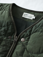 製品画像
「テフロン加工 三防テクノロジー ダイヤキルティング中綿ジャケット全体像。防水、防油、防汚の三防機能と3M™シンサレート中綿が特徴で、軽量で暖かい冬のアウター」
詳細画像
「テフロン加工 ダイヤキルティング中綿ジャケットのダブルジッパーとスナップボタンのディテールクローズアップ。防風性とデザイン性を両立」