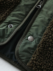 製品画像
「テフロン加工 三防テクノロジー ダイヤキルティング中綿ジャケット全体像。防水、防油、防汚の三防機能と3M™シンサレート中綿が特徴で、軽量で暖かい冬のアウター」
詳細画像
「テフロン加工 ダイヤキルティング中綿ジャケットのダブルジッパーとスナップボタンのディテールクローズアップ。防風性とデザイン性を両立」