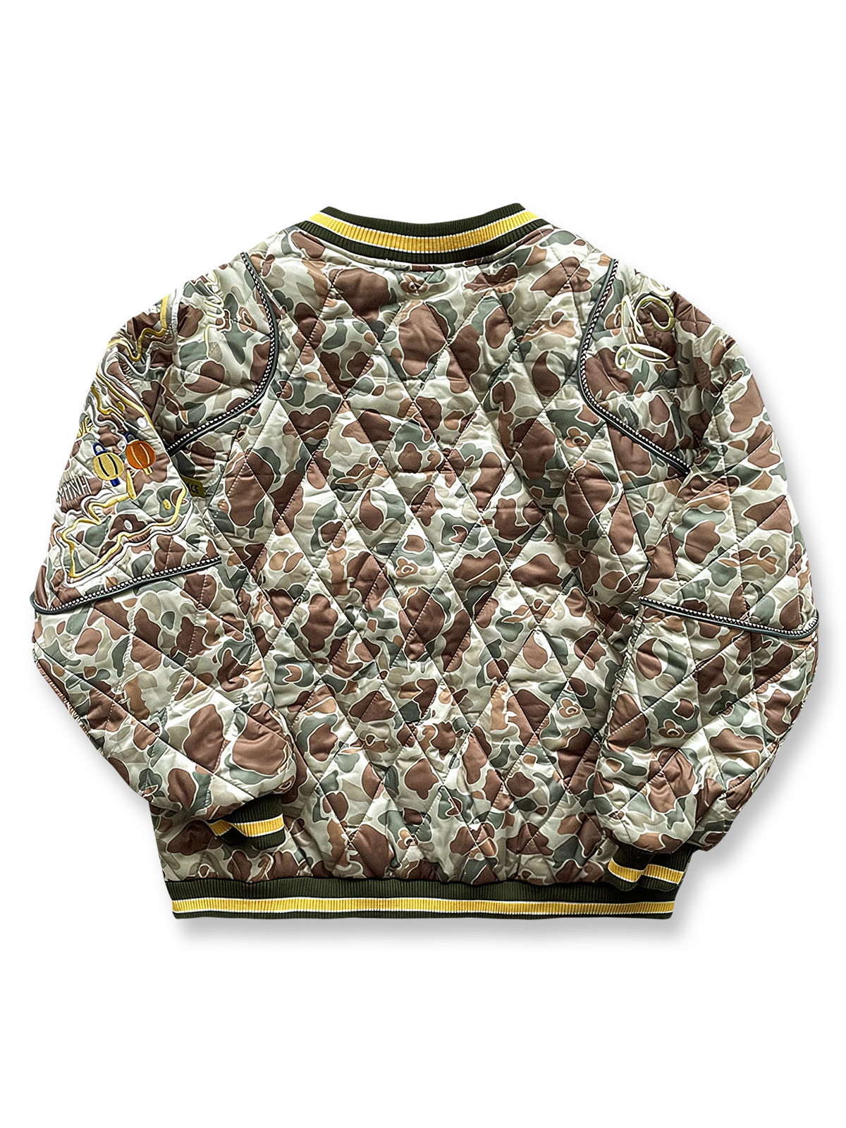 製品画像
「カモフラージュ刺繍ベースボールジャケット全体像。迷彩柄と平和を象徴する刺繍デザインが特徴のレトロスタイルジャケット」
詳細画像
「カモフラージュ刺繍ベースボールジャケットの袖部分の刺繍ディテールとストライプリブ仕様ポケットのクローズアップ。デザイン性と実用性を両立」