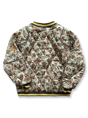 製品画像
「カモフラージュ刺繍ベースボールジャケット全体像。迷彩柄と平和を象徴する刺繍デザインが特徴のレトロスタイルジャケット」
詳細画像
「カモフラージュ刺繍ベースボールジャケットの袖部分の刺繍ディテールとストライプリブ仕様ポケットのクローズアップ。デザイン性と実用性を両立」