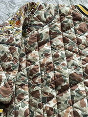 製品画像
「カモフラージュ刺繍ベースボールジャケット全体像。迷彩柄と平和を象徴する刺繍デザインが特徴のレトロスタイルジャケット」
詳細画像
「カモフラージュ刺繍ベースボールジャケットの袖部分の刺繍ディテールとストライプリブ仕様ポケットのクローズアップ。デザイン性と実用性を両立」