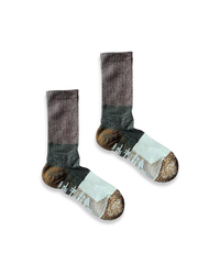 製品画像
「ドイツ製糸を使用したレトロバイカラー ロングソックス3足セット全体像。快適性と抗菌防臭機能を備えたアウトドア対応の5色展開ソックス」
詳細画像
「レトロバイカラー ロングソックスの足裏滑り止めビニール素材と柔らかな混紡素材のディテールクローズアップ。機能性とデザイン性を融合した仕様」