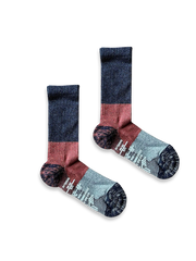 製品画像
「ドイツ製糸を使用したレトロバイカラー ロングソックス3足セット全体像。快適性と抗菌防臭機能を備えたアウトドア対応の5色展開ソックス」
詳細画像
「レトロバイカラー ロングソックスの足裏滑り止めビニール素材と柔らかな混紡素材のディテールクローズアップ。機能性とデザイン性を融合した仕様」