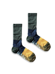 製品画像
「ドイツ製糸を使用したレトロバイカラー ロングソックス3足セット全体像。快適性と抗菌防臭機能を備えたアウトドア対応の5色展開ソックス」
詳細画像
「レトロバイカラー ロングソックスの足裏滑り止めビニール素材と柔らかな混紡素材のディテールクローズアップ。機能性とデザイン性を融合した仕様」