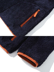 製品画像
「バイカラー コーラルフリース パッチワーク スウェット全体像。柔らかいコーラルフリース素材とバイカラーデザインが特徴の秋冬向けアイテム」
詳細画像
「バイカラー コーラルフリース パッチワーク スウェットの刺繍入りポケットとYKKカスタムジッパーのディテールクローズアップ。パッチワークの立体感が際立つ」