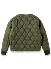 製品画像
「立体ポケットが特徴的なミリタリースタイルのキルティング中綿ジャケット正面画像。ヴィンテージ感とモダンな実用性が融合したデザイン。」
詳細画像
「メタリック調のコーン樹脂ジッパーや、立体的な多ポケットデザインのディテールをクローズアップした画像。」