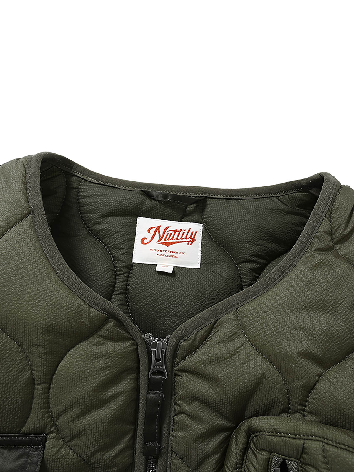 製品画像
「立体ポケットが特徴的なミリタリースタイルのキルティング中綿ジャケット正面画像。ヴィンテージ感とモダンな実用性が融合したデザイン。」
詳細画像
「メタリック調のコーン樹脂ジッパーや、立体的な多ポケットデザインのディテールをクローズアップした画像。」