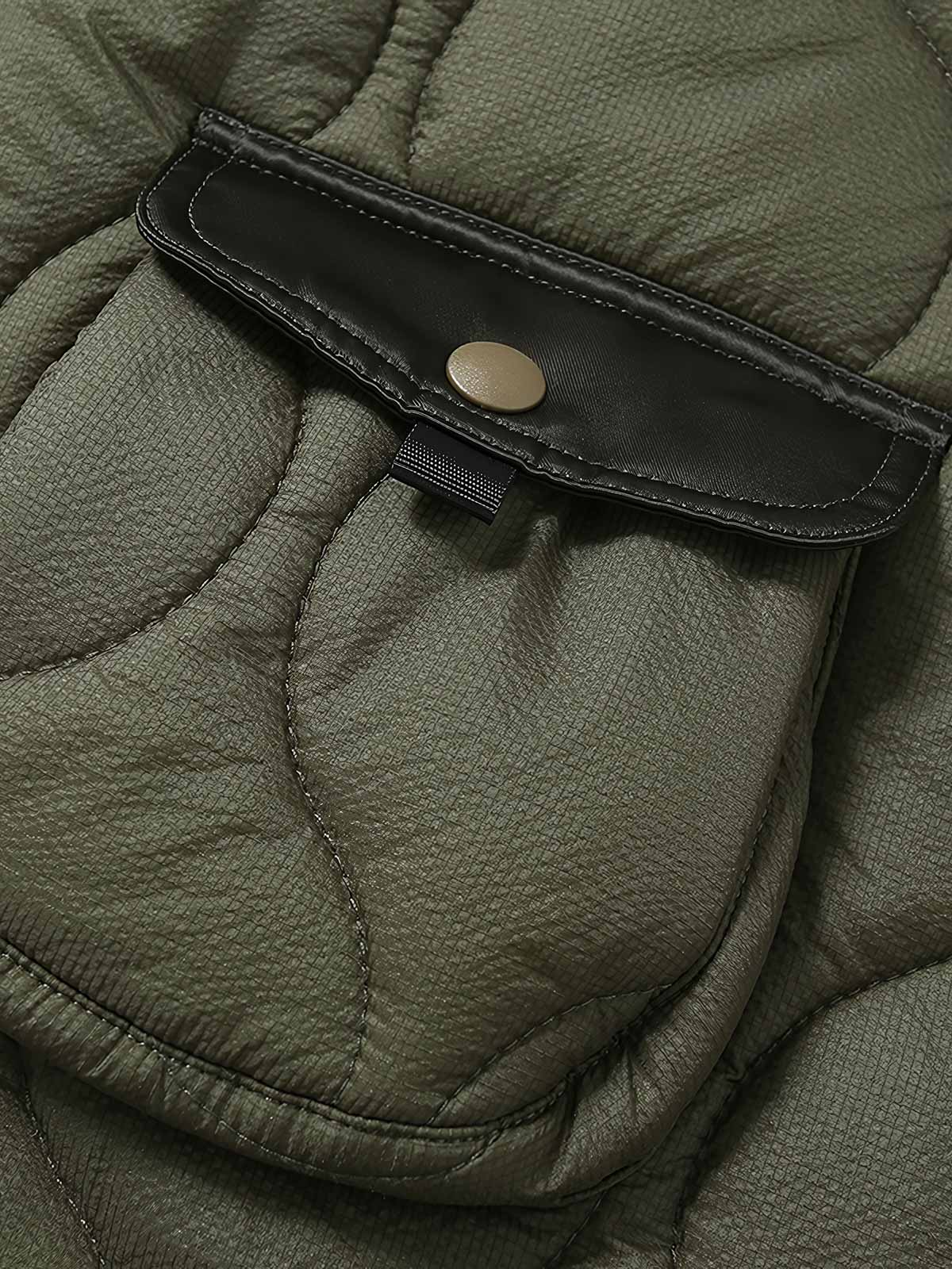 製品画像
「立体ポケットが特徴的なミリタリースタイルのキルティング中綿ジャケット正面画像。ヴィンテージ感とモダンな実用性が融合したデザイン。」
詳細画像
「メタリック調のコーン樹脂ジッパーや、立体的な多ポケットデザインのディテールをクローズアップした画像。」