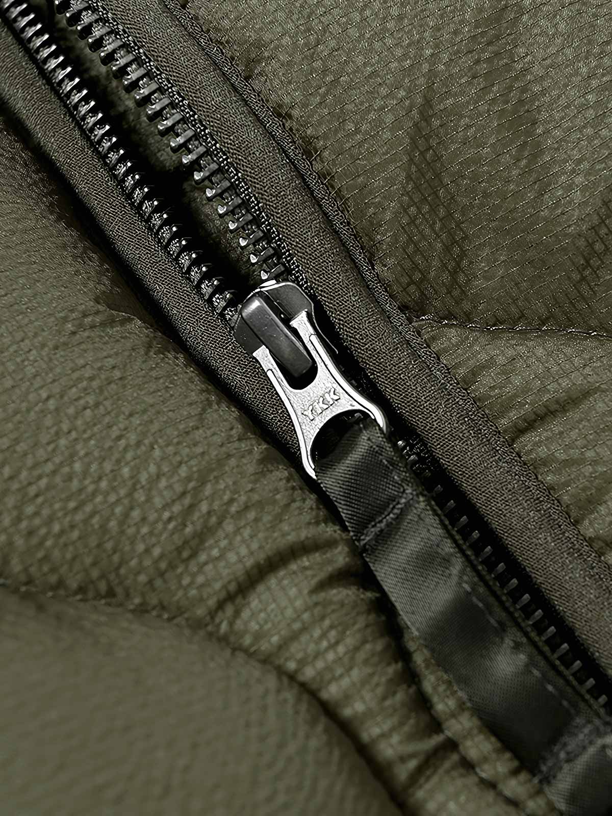 製品画像
「立体ポケットが特徴的なミリタリースタイルのキルティング中綿ジャケット正面画像。ヴィンテージ感とモダンな実用性が融合したデザイン。」
詳細画像
「メタリック調のコーン樹脂ジッパーや、立体的な多ポケットデザインのディテールをクローズアップした画像。」