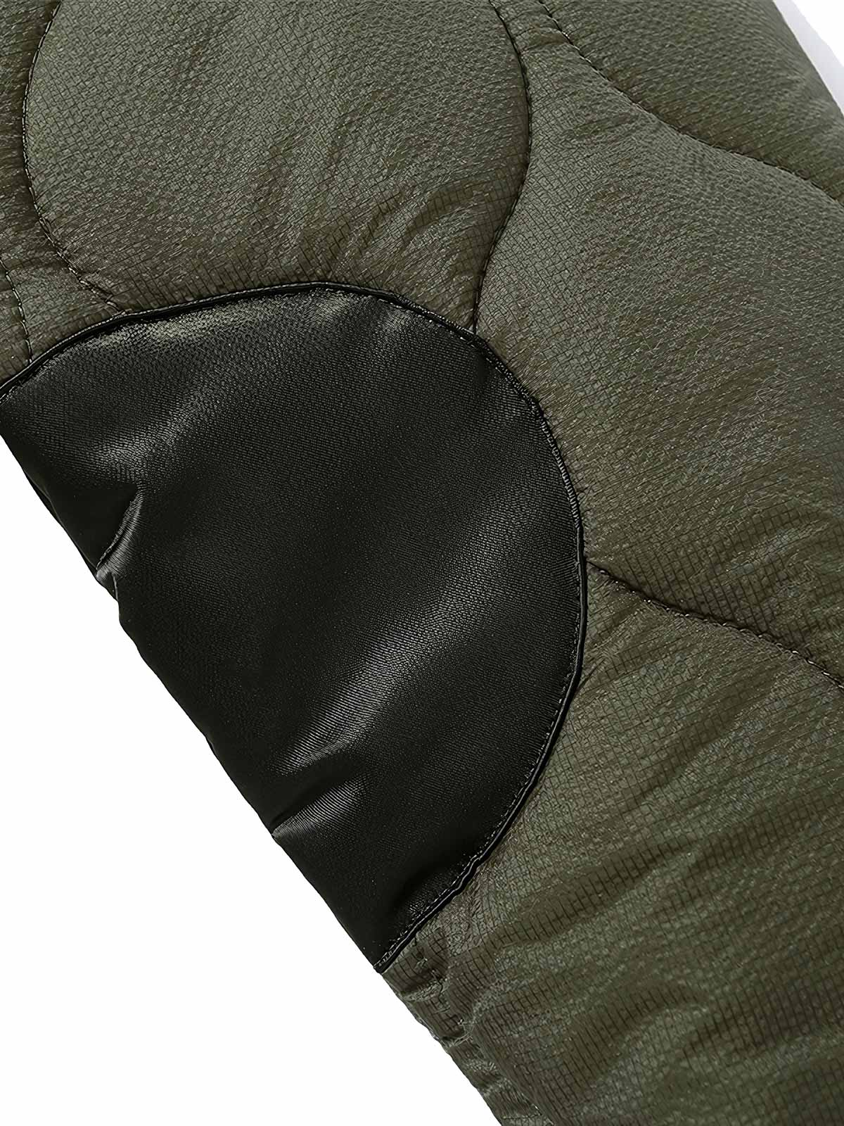 製品画像
「立体ポケットが特徴的なミリタリースタイルのキルティング中綿ジャケット正面画像。ヴィンテージ感とモダンな実用性が融合したデザイン。」
詳細画像
「メタリック調のコーン樹脂ジッパーや、立体的な多ポケットデザインのディテールをクローズアップした画像。」