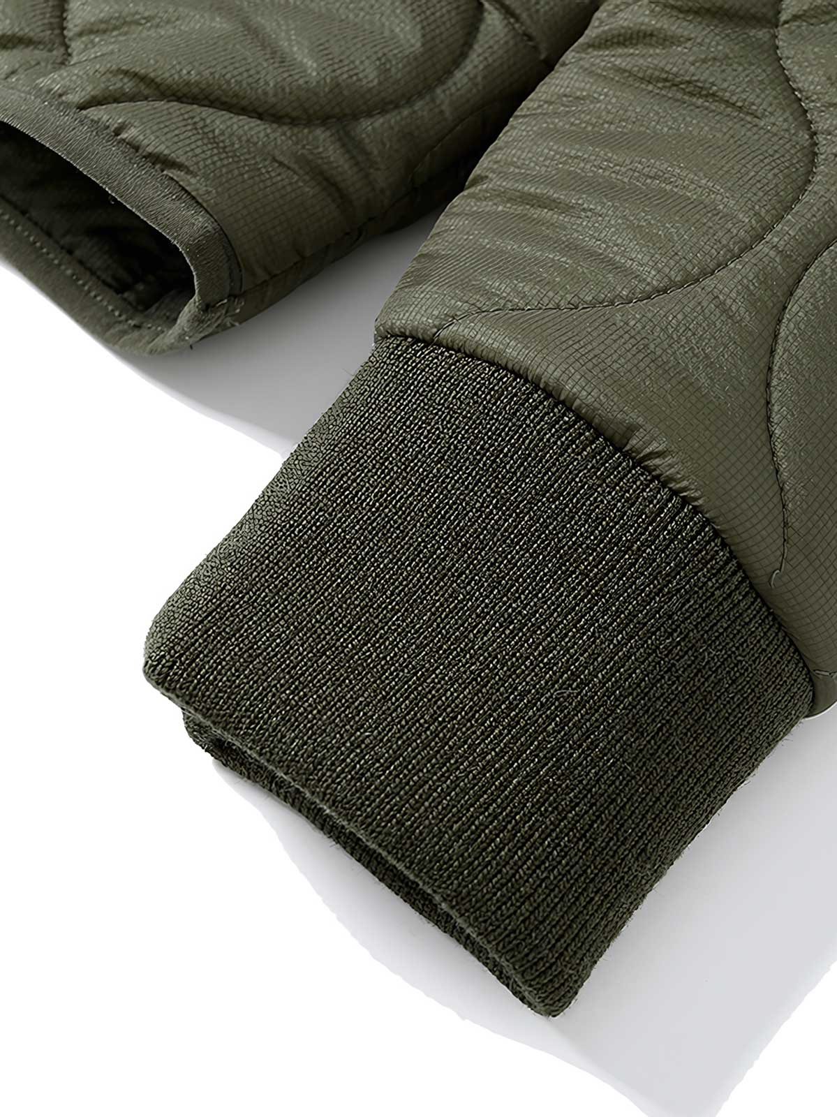 製品画像
「立体ポケットが特徴的なミリタリースタイルのキルティング中綿ジャケット正面画像。ヴィンテージ感とモダンな実用性が融合したデザイン。」
詳細画像
「メタリック調のコーン樹脂ジッパーや、立体的な多ポケットデザインのディテールをクローズアップした画像。」