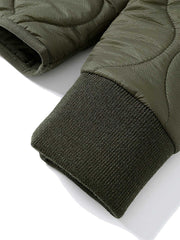 製品画像
「立体ポケットが特徴的なミリタリースタイルのキルティング中綿ジャケット正面画像。ヴィンテージ感とモダンな実用性が融合したデザイン。」
詳細画像
「メタリック調のコーン樹脂ジッパーや、立体的な多ポケットデザインのディテールをクローズアップした画像。」