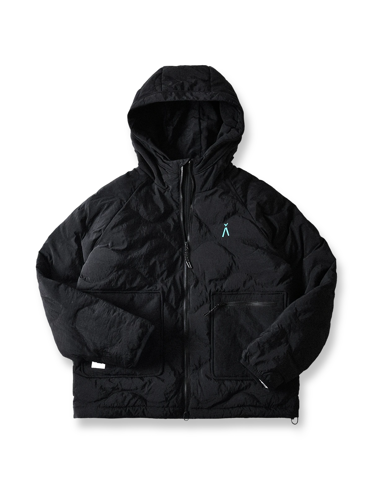 製品画像
「4色展開の防風防水中綿ジャケット。アウトドア素材とポリエステル中綿を採用し、軽量設計で保温性と高機能性を兼ね備えた全体写真。」
詳細画像
「防風性に優れたアウトドア素材の質感と軽量化された中空構造ポリエステル繊維を使用した中綿ディテール。多機能ポケットの実用性も際立つ中綿ジャケット詳細写真。」