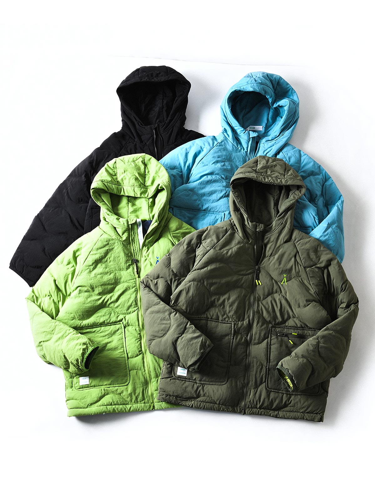 製品画像
「4色展開の防風防水中綿ジャケット。アウトドア素材とポリエステル中綿を採用し、軽量設計で保温性と高機能性を兼ね備えた全体写真。」
詳細画像
「防風性に優れたアウトドア素材の質感と軽量化された中空構造ポリエステル繊維を使用した中綿ディテール。多機能ポケットの実用性も際立つ中綿ジャケット詳細写真。」