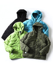 製品画像
「4色展開の防風防水中綿ジャケット。アウトドア素材とポリエステル中綿を採用し、軽量設計で保温性と高機能性を兼ね備えた全体写真。」
詳細画像
「防風性に優れたアウトドア素材の質感と軽量化された中空構造ポリエステル繊維を使用した中綿ディテール。多機能ポケットの実用性も際立つ中綿ジャケット詳細写真。」