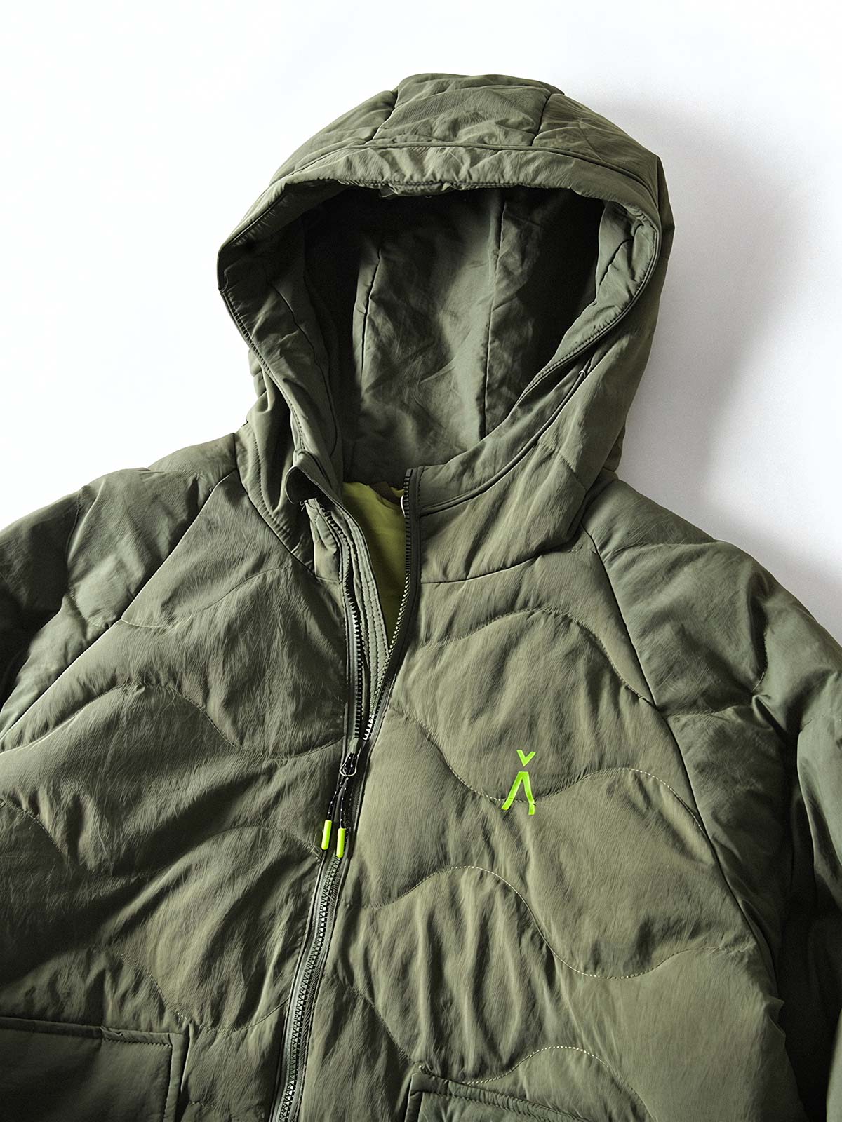 製品画像
「4色展開の防風防水中綿ジャケット。アウトドア素材とポリエステル中綿を採用し、軽量設計で保温性と高機能性を兼ね備えた全体写真。」
詳細画像
「防風性に優れたアウトドア素材の質感と軽量化された中空構造ポリエステル繊維を使用した中綿ディテール。多機能ポケットの実用性も際立つ中綿ジャケット詳細写真。」