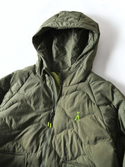 製品画像
「4色展開の防風防水中綿ジャケット。アウトドア素材とポリエステル中綿を採用し、軽量設計で保温性と高機能性を兼ね備えた全体写真。」
詳細画像
「防風性に優れたアウトドア素材の質感と軽量化された中空構造ポリエステル繊維を使用した中綿ディテール。多機能ポケットの実用性も際立つ中綿ジャケット詳細写真。」