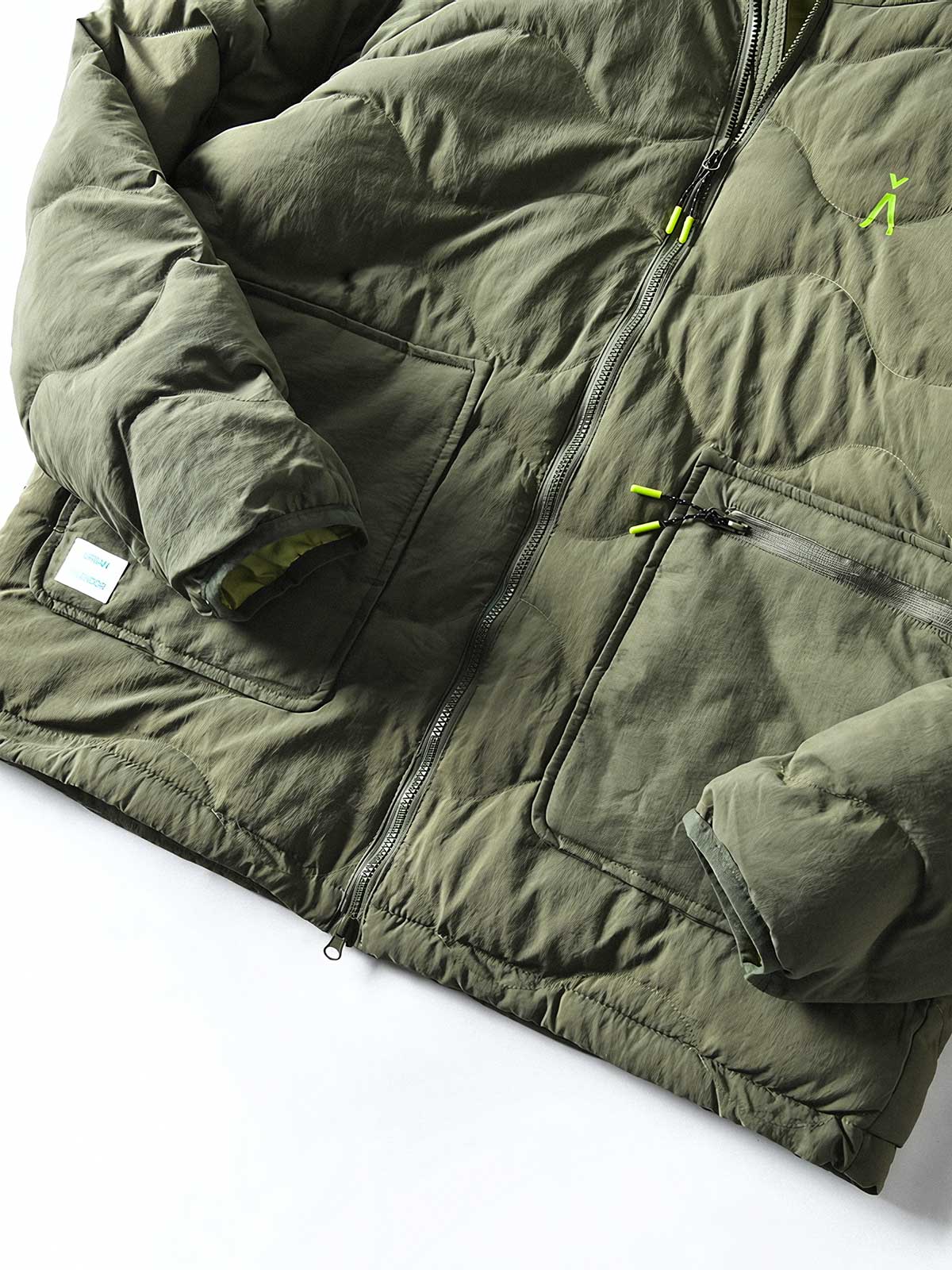 製品画像
「4色展開の防風防水中綿ジャケット。アウトドア素材とポリエステル中綿を採用し、軽量設計で保温性と高機能性を兼ね備えた全体写真。」
詳細画像
「防風性に優れたアウトドア素材の質感と軽量化された中空構造ポリエステル繊維を使用した中綿ディテール。多機能ポケットの実用性も際立つ中綿ジャケット詳細写真。」