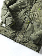 製品画像
「4色展開の防風防水中綿ジャケット。アウトドア素材とポリエステル中綿を採用し、軽量設計で保温性と高機能性を兼ね備えた全体写真。」
詳細画像
「防風性に優れたアウトドア素材の質感と軽量化された中空構造ポリエステル繊維を使用した中綿ディテール。多機能ポケットの実用性も際立つ中綿ジャケット詳細写真。」