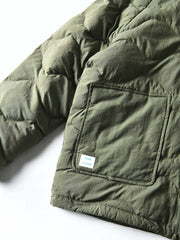 製品画像
「4色展開の防風防水中綿ジャケット。アウトドア素材とポリエステル中綿を採用し、軽量設計で保温性と高機能性を兼ね備えた全体写真。」
詳細画像
「防風性に優れたアウトドア素材の質感と軽量化された中空構造ポリエステル繊維を使用した中綿ディテール。多機能ポケットの実用性も際立つ中綿ジャケット詳細写真。」