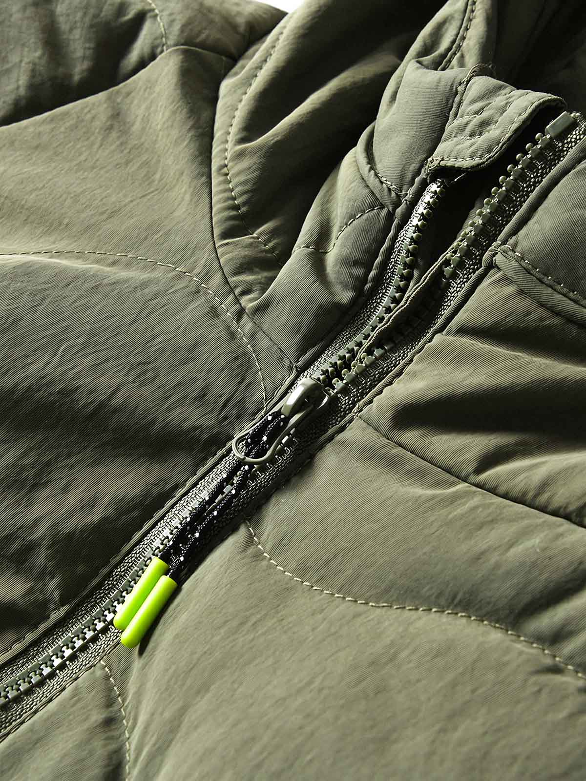 製品画像
「4色展開の防風防水中綿ジャケット。アウトドア素材とポリエステル中綿を採用し、軽量設計で保温性と高機能性を兼ね備えた全体写真。」
詳細画像
「防風性に優れたアウトドア素材の質感と軽量化された中空構造ポリエステル繊維を使用した中綿ディテール。多機能ポケットの実用性も際立つ中綿ジャケット詳細写真。」