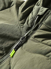 製品画像
「4色展開の防風防水中綿ジャケット。アウトドア素材とポリエステル中綿を採用し、軽量設計で保温性と高機能性を兼ね備えた全体写真。」
詳細画像
「防風性に優れたアウトドア素材の質感と軽量化された中空構造ポリエステル繊維を使用した中綿ディテール。多機能ポケットの実用性も際立つ中綿ジャケット詳細写真。」