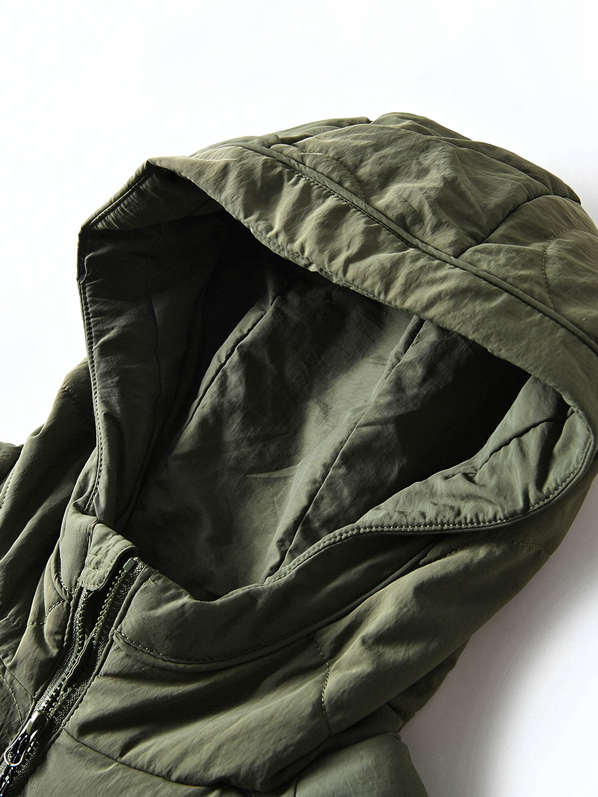 製品画像
「4色展開の防風防水中綿ジャケット。アウトドア素材とポリエステル中綿を採用し、軽量設計で保温性と高機能性を兼ね備えた全体写真。」
詳細画像
「防風性に優れたアウトドア素材の質感と軽量化された中空構造ポリエステル繊維を使用した中綿ディテール。多機能ポケットの実用性も際立つ中綿ジャケット詳細写真。」